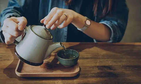 Người thường xuyên uống trà cần tránh 7 thói quen này