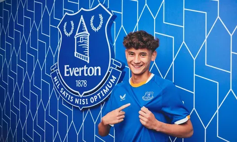Cầu thủ Việt kiều Arthur Barratt ký hợp đồng chuyên nghiệp với Everton
