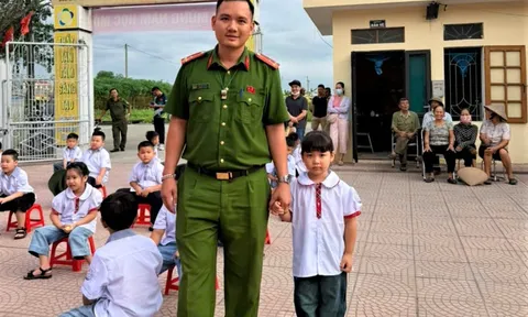 Câu chuyện ấm áp phía sau hình ảnh công an đưa em nhỏ đến trường