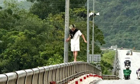 Đại úy Công an Quảng Trị cứu nam thanh niên mạo hiểm trên thành cầu Xuân Sơn