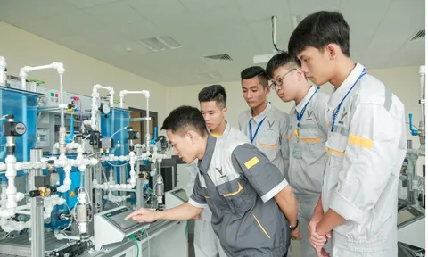 Giáo viên tại trường trung học nghề nhận mức phụ cấp ưu đãi theo nghề là bao nhiêu theo Nghị định 182?