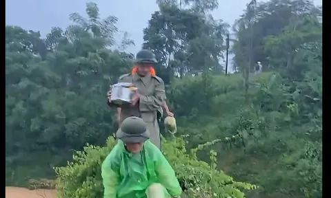 Mưa lớn chia cắt đường, công an và cán bộ y tế vượt nước lũ đỡ đẻ cho sản phụ tại nhà