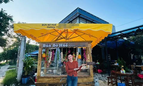 Nữ diễn viên nổi tiếng đi bán bún bò, trực tiếp bưng bê và phục vụ khách