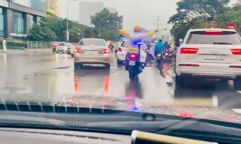 Trong cơn mưa, CSGT Hà Nội mở đường đưa người bệnh đi cấp cứu