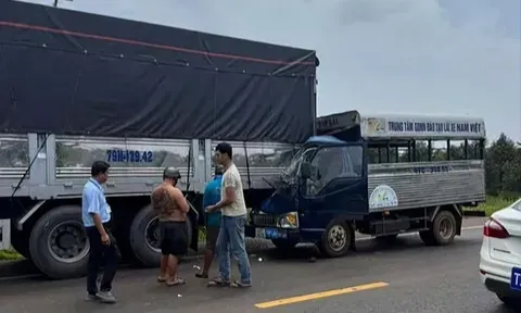 Học viên tông vào xe tải, giáo viên dạy lái tử vong