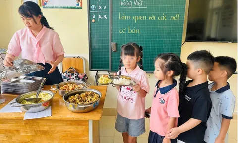 Một trường tiểu học gửi giấy mời phụ huynh kiểm tra đột xuất bữa ăn bán trú