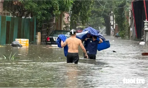 Vinh ngập tới 40 cm, nhiều tuyến phố chìm trong nước