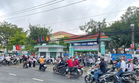 Công an xác minh clip nhóm học sinh cấp 2 đánh bạn ngay trước cổng trường ở Vĩnh Long