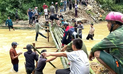 Sạt lở vùi lấp tỉnh lộ, hơn 1.000 người bị cô lập, hàng chục người mở đường cứu dân