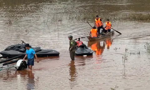 Mưa lớn cuốn trôi ô tô, lực lượng chức năng xuyên đêm tìm người nghi mất tích