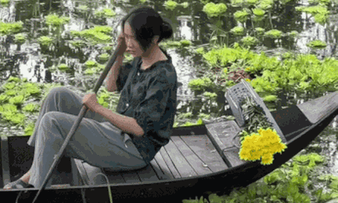 Mỹ nhân sinh năm 2002 có "số khổ" nhất showbiz, làm tiếp viên hàng không thì chuyến bay có biến, giờ đi "ở đợ" tại miền Tây