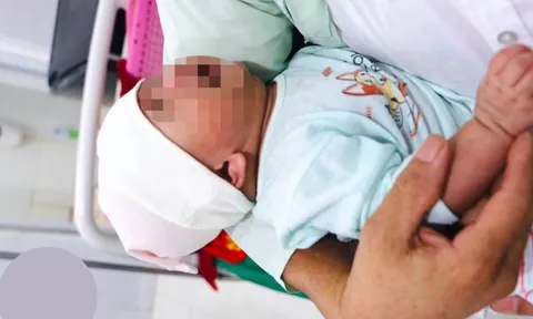 Bé trai hơn 1 tháng tuổi bị bỏ rơi trong đêm bên cổng làng ở Nghệ An, kèm lời nhắn gửi đầy xót xa