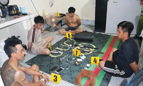 Đột kích nhà trọ lúc đêm khuya, phát hiện 4 thanh niên đang "làm chuyện mờ ám", thu giữ nhiều hung khí