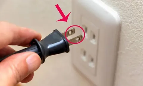 Hai lỗ nhỏ trên phích cắm điện có tác dụng gì? Hoá ra rất nhiều người không biết công dụng thật sự