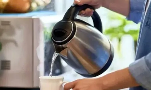 Ấm siêu tốc đừng chỉ biết dùng rồi cất: Làm cách này sạch cặn canxi, dùng bền hơn