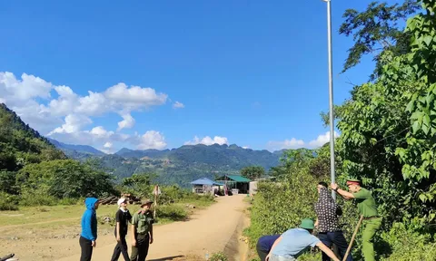 Công an mang ánh sáng về bản