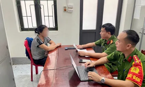 Người phụ nữ đến ngân hàng rút 1 tỷ đồng tiền tiết kiệm, nhân viên vội báo công an
