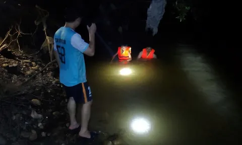 Cứu 2 cháu nhỏ mắc kẹt tại bãi bồi giữa dòng nước xiết