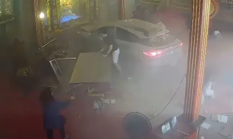 Bangkok: Ô tô mất lái lao vào đền thờ, 3 người bị mắc kẹt dưới gầm xe
