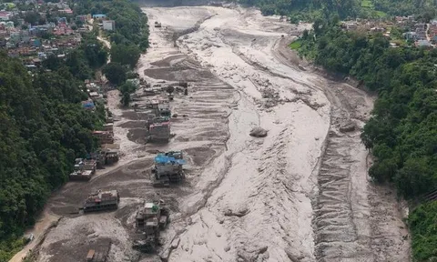 Người đàn ông Malaysia sống sót sau 37 ngày mắc kẹt ở trận lũ lụt tại Nepal, chuyện gì đã xảy ra?