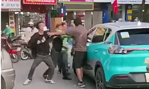 Người đàn ông bị nhóm người vây đánh trước cổng Bệnh viện Đại học Y Hà Nội, công an vào cuộc
