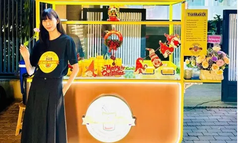“Người mẫu gầy nhất Việt Nam” bán trà muối ớt ở vỉa hè