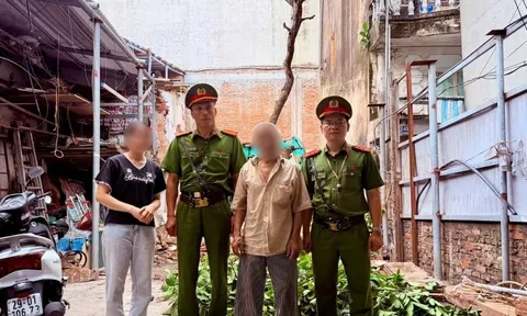Cụ ông 82 tuổi mang dao trèo lên ngọn cây, công an nhanh chóng hỗ trợ