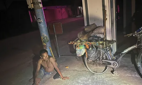 Người đàn ông ngồi bên chiếc xe đạp cũ chở nhiều phế liệu giữa đêm và câu chuyện ấm lòng phía sau