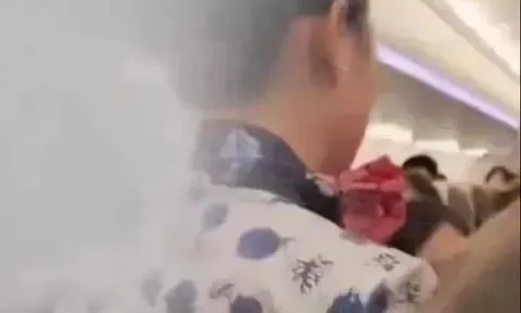 Nữ tiếp viên quỳ gối xin lỗi khách Trung Quốc trên máy bay, hãng hàng không lên tiếng