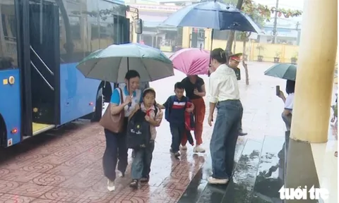 Công an mời  làm việc 2 phụ huynh liên quan vụ cản trở 127 học sinh Nghệ An đến trường