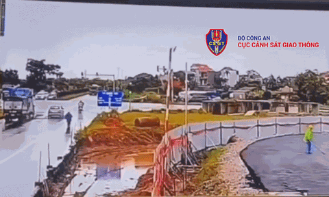 Khoảnh khắc 2 xe đầu kéo"đấu đầu nhau” khiến nhiều người thót tim