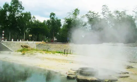 Giữa rừng Trường Sơn có mỏ nước nóng gần 80°C, mất 10 phút để chín trứng gà, chuyện gì đang xảy ra?