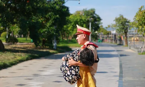 Thượng tá Công an bơi 40m, cùng người dân cứu một phụ nữ trên sông Hương