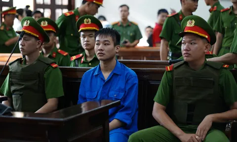 Những hình ảnh đầu tiên tại phiên tòa sơ thẩm xét xử vụ án 3 mẹ con tử vong ở Đồng Nai: Người thân lặng lẽ, chật kín người dân đến xem