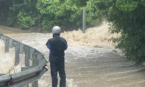 Nước lũ cuồn cuộn như thác ở xã đảo Cù Lao Chàm