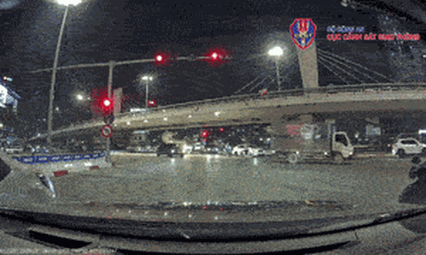 Vượt đèn đỏ để nhường xe ưu tiên có bị phạt? Cục CSGT lên tiếng