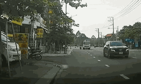 Xe chở rác đánh võng, húc người đi xe máy ngã xuống đường rồi bỏ chạy