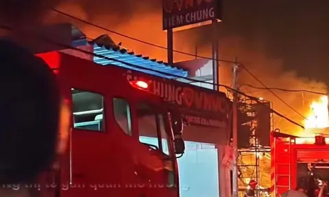 Phát hiện thi thể nhân viên dưới đống đổ nát sau vụ cháy cửa hàng xe