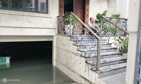 Hầm khu biệt thự ngập 1,5 m, chiều nay TP.HCM tiếp tục nguy cơ mưa to