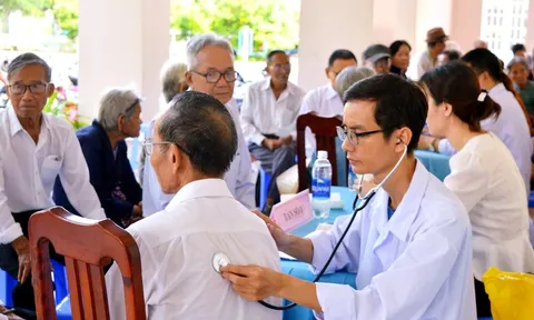 Người cao tuổi tham gia BHYT 5 năm liên tục được hưởng quyền lợi gì?