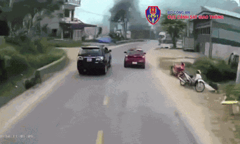 Ô tô vượt ẩu ở đoạn đường cong, suýt lao vào nhà dân