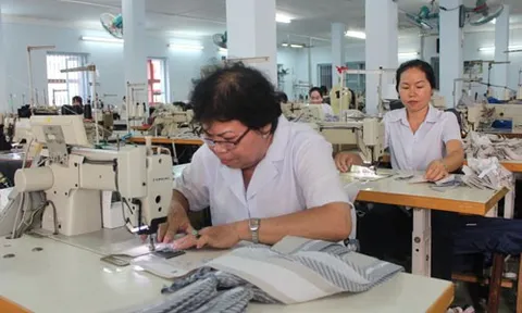 Người lao động cao tuổi có được trả thêm tiền khi không tham gia bảo hiểm xã hội hay không?