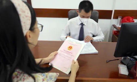 Cha mẹ chồng chuyển nhượng nhà đất cho con dâu có phải nộp thuế?