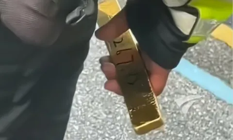 Đang đi giao hàng, nam shipper nhặt được thỏi vàng gần 7 tỷ đồng, hành động sau đó gây chú ý