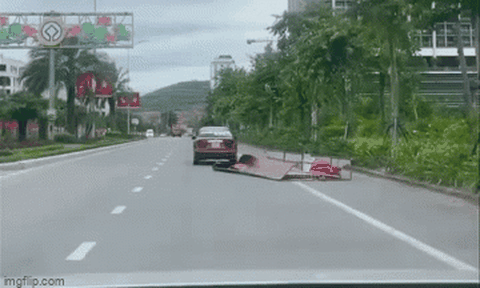 Xử phạt tài xế ô tô kéo lê khung sắt, tấm tôn giữa đường