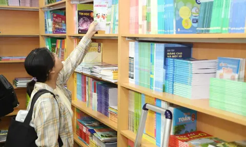 Thiếu sách giáo khoa năm học 2026-2027: 4 tập thể và 47 cá nhân tại Nhà xuất bản Giáo dục Việt Nam liên quan