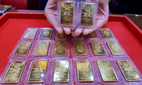Giá vàng hôm nay 13/10 giảm mạnh: SJC còn 143,5 triệu đồng/lượng, thế giới lùi sâu khỏi mốc 4.200 USD