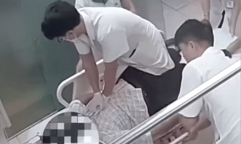 Bác sĩ trẻ trèo lên cáng ép tim cứu người đàn ông lúc nửa đêm