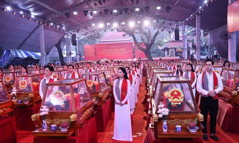 Xúc động hình ảnh người dân tiễn đưa 731 liệt sĩ tại TP.HCM