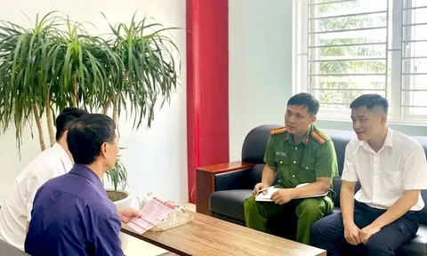 Khách rút 1,5 tỷ đồng tiền tiết kiệm, nhân viên ngân hàng lập tức báo công an